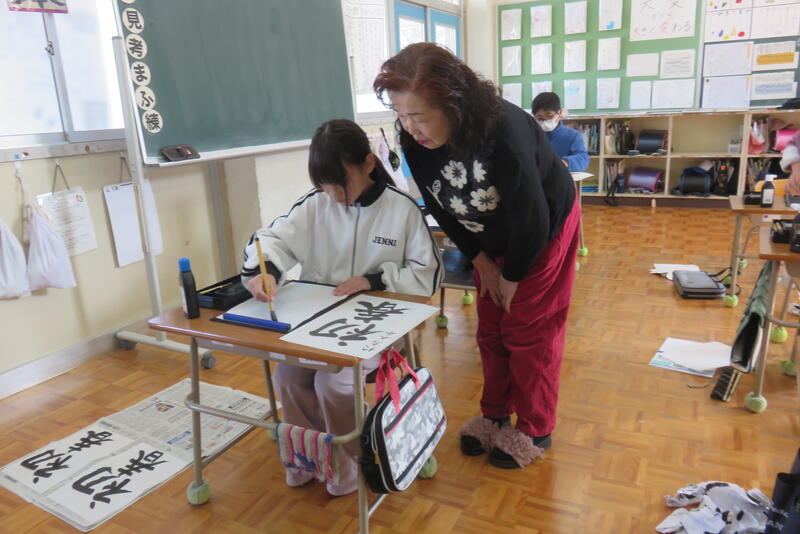 ５年生「初春」先生に見守られながら気持ちよく書いています