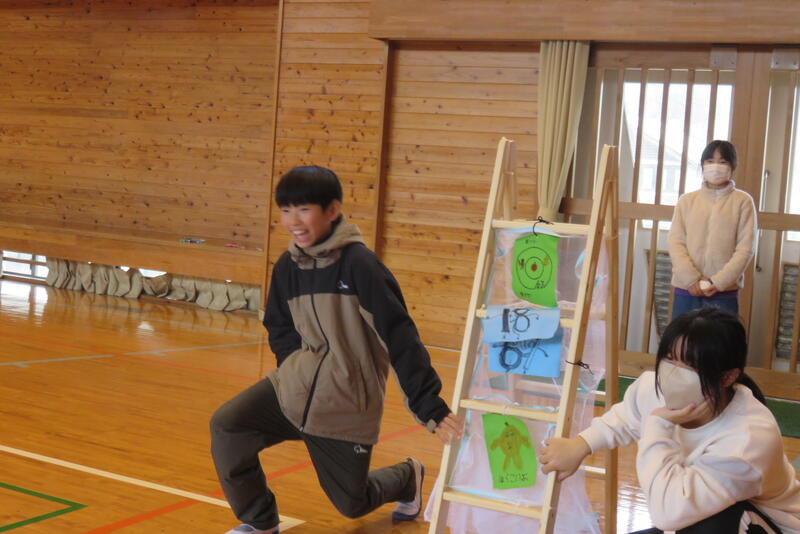 「ここにいれるんだよ～」６年生が教えてくれています