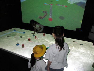 あらおキッズドームでは、自分の作品が巨大スクリーンに映し出され大喜びした子供たちでした。