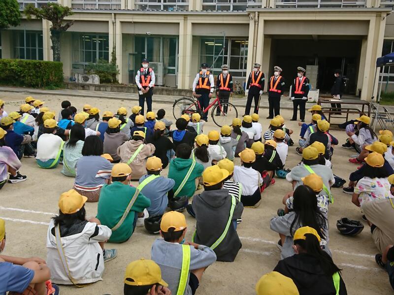 おまわりさんに安全な自転車の乗り方についておしえていただきました
