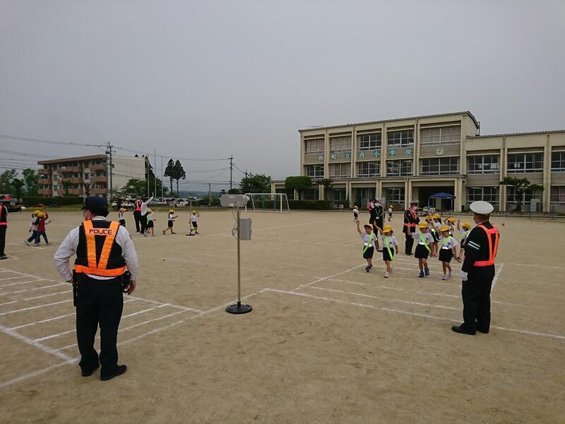 信号機のある交差点の横断の仕方を確認しました