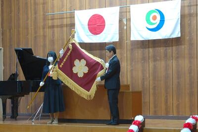 校旗の授与