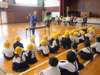 お話を聞く児童