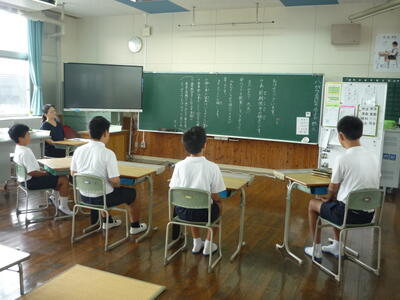 放送を聞く子供たち