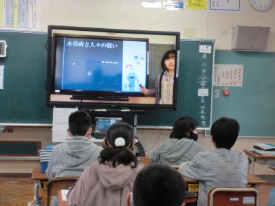 ５年生教室で友だちの発表を聞いています。