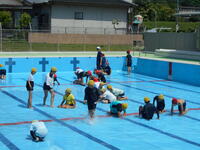 子どもたちによるプール掃除