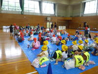 引き渡しを待つ子どもたち