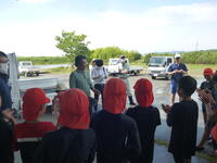 JAの方の説明を聞く子どもたち