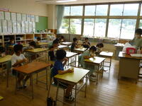 うがいをする２年生の様子