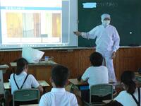 説明を聞く３年生の様子