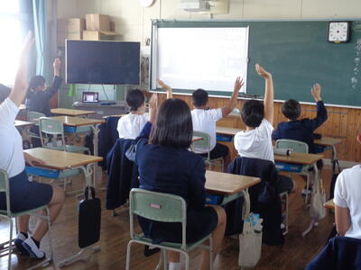 クイズの答える児童の様子