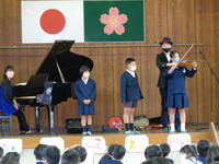 バイオリンに触れる代表児童