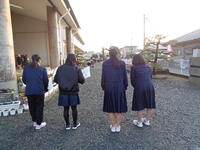 小中合同あいさつ運動の様子