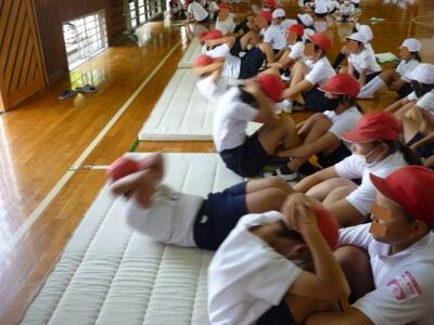 体育館でのテストの様子（腹筋）