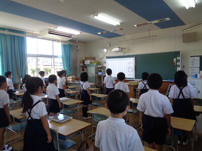 リモート集会で校歌を歌う児童の様子