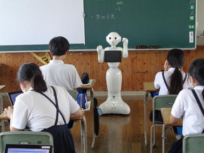 子供のプログラムを実行するペッパーくん