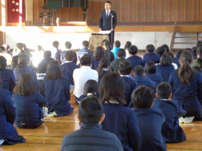 生徒指導担当の話を聞く児童の様子