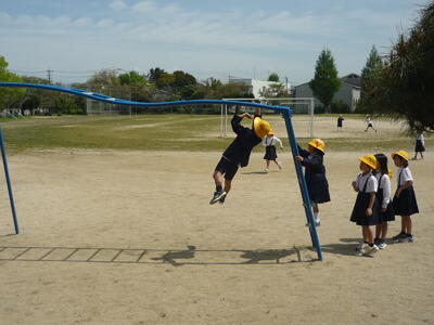 遊具で遊ぶ１年生