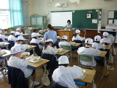 給食を食べる１年生