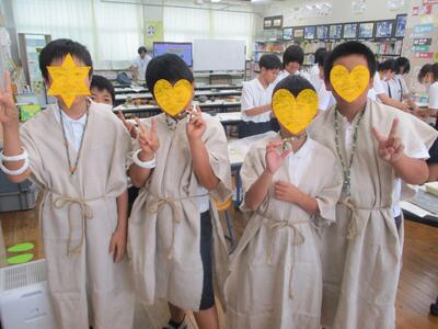 古代人に扮した児童