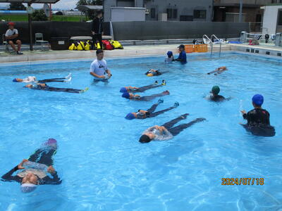 ペットボトルを抱えて浮く