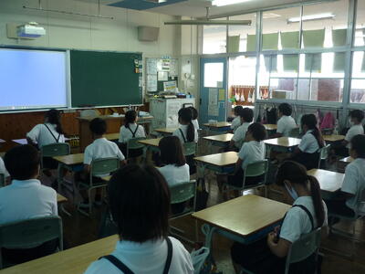 放送を聞く子供