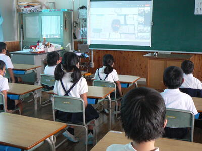 学級代表児童の発表を聞く２年生