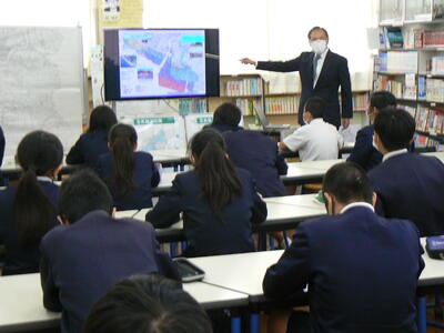 真剣に説明を聞く６年生