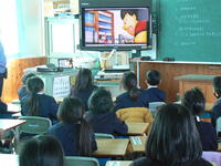 人権に関する動画を視聴する児童