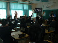 動画への感想や意見を交流する児童