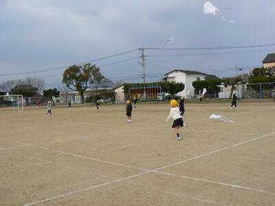 凧あげをする１年生