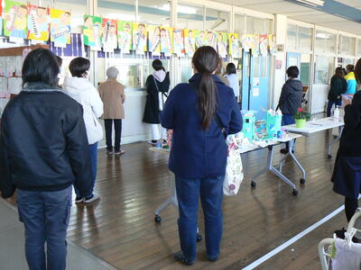 密を避けての参観の様子