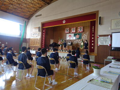 卒業証書を受け取る卒業生