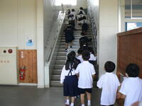 2階に避難する低学年児童