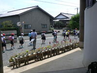 一斉に下校する児童