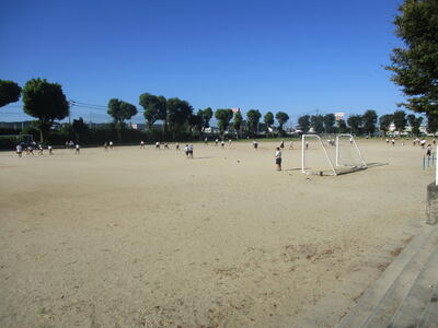 美化作業後の運動場で過ごす子どもたち