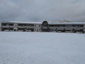 雪の中の校舎