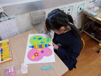 はさみで　切ります