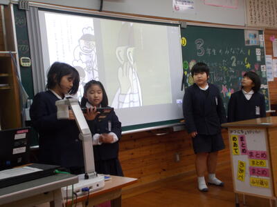 ３年生の読み聞かせ第２弾!!今回はクイズや豪華賞品（メダル）も用意してくれて「クリスマスパーティー」のような１時間でした♪