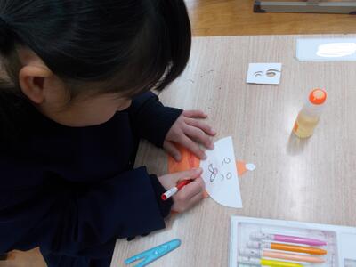 外国語活動ではクリスマスにちなんだワードを練習したりサンタさんを作ったりと大好きなものばかりの１時間でした♪