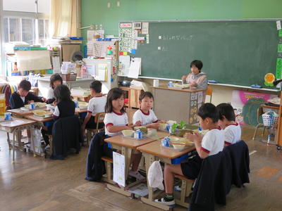 給食を食べる１年生