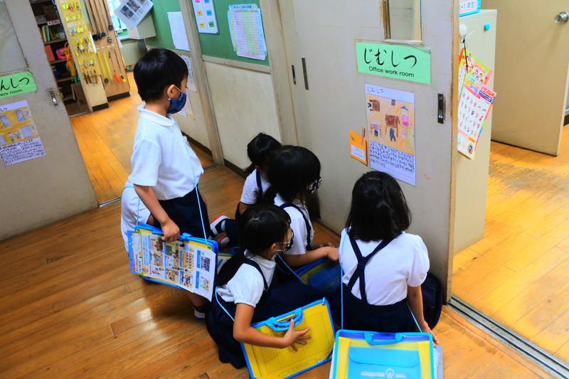 事務室を説明中です