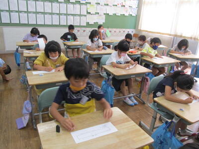 めあてを書く2年生