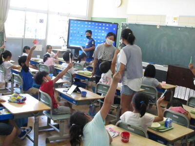 歯ブラシチェックをする保健委員さん