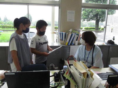 担任の先生に伝える保健委員さん