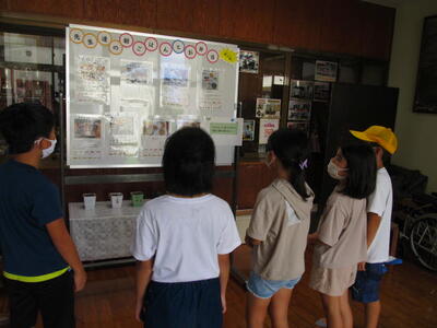 朝ごはんの掲示を見る子供たち