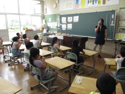 歯の王子様をみがく児童