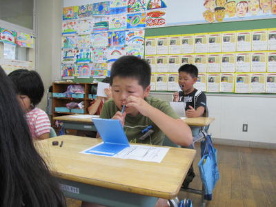 前歯をみがく様子