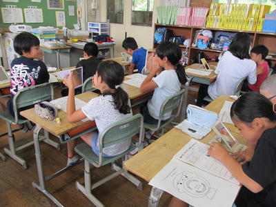 口の中の様子を観察する5年生