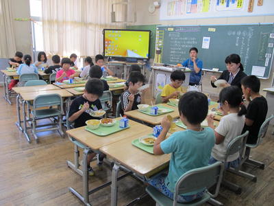 食器をもって食べる